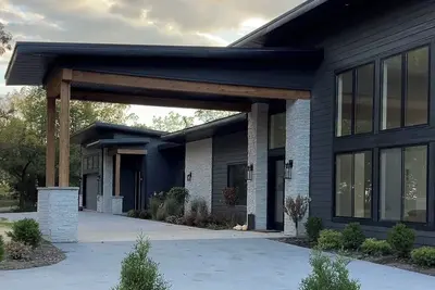 Image de New luxury lodge, 10mile views, on ranch next to Galena Territory, pool, animals