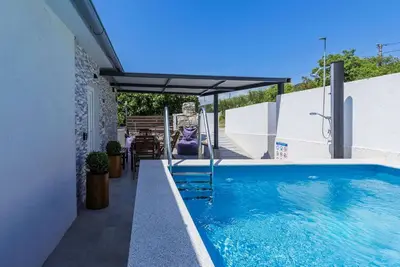 Image de Confortable appartement pour 5 personnes avec Wifi, piscine privée, climatisation, Tv et terrasse