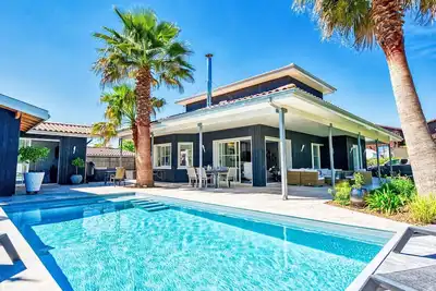 Image de Maison de vacances privée avec Wifi, piscine privée, climatisation, bain à remous, Tv, terrasse