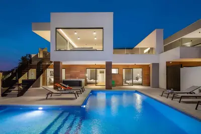 Image de Maison de vacances privée avec piscine privée, climatisation, Wifi, bain à remous, Tv, terrasse