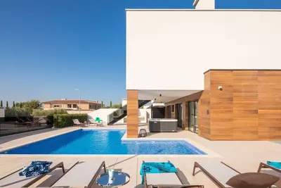 Image de Maison de vacances privée avec Wifi, climatisation, piscine privée, bain à remous, Tv, terrasse