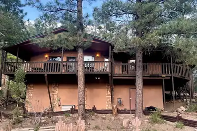 Image de Cozy mountain chalet with wrap around deck perfect for a relaxing getaway🗻🌲