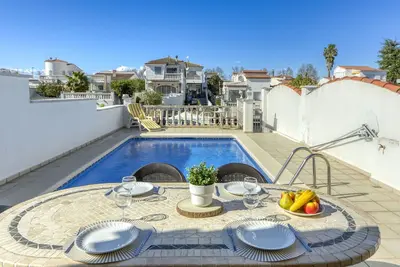 Image de Magnifique maison de vacances privée avec piscine privée, patio et animaux admis
