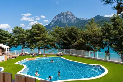 Image de Appartement dans une maison de vacances avec piscine, climatisation, Tv, terrasse, parking