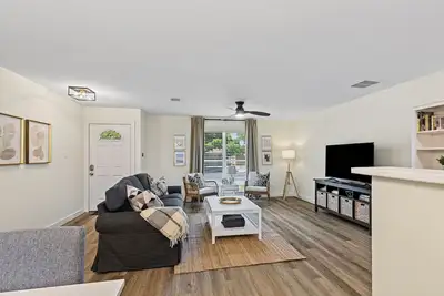 Image de Updated Home Near Brentwood Park