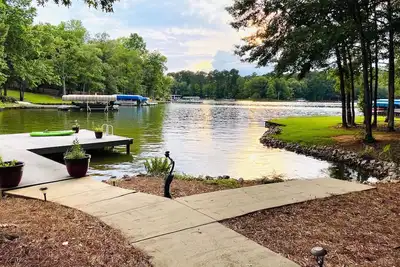 Image de Plan an escape for some R&R & family time @ Rock Island Hideaway - Lake Oconee,