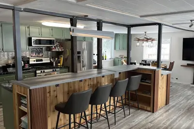 Image de Experience a Unique Piece of Alaskan History-Modern Comfort Meets Historic Charm