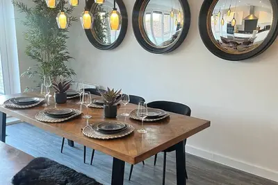 Image de Outstanding 4-Bedroom Town House