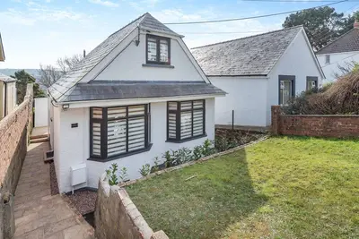 Image de Picked for its fantastic decking enjoying magnificent sea views and a short walk to the pub.