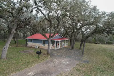 Image de Live Oak Cottage on a beautiful lot with large oak trees and fenced backyard.