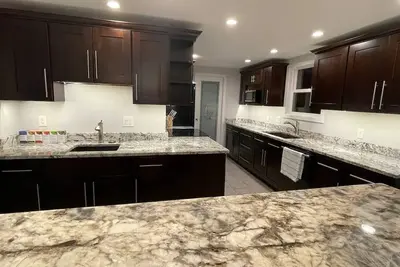 Image de Ascot Gem near Uo with Hot Tub!