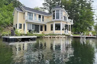 Image de Waterfront New Construction 4 bedroom home w private U shaped dock Private beach