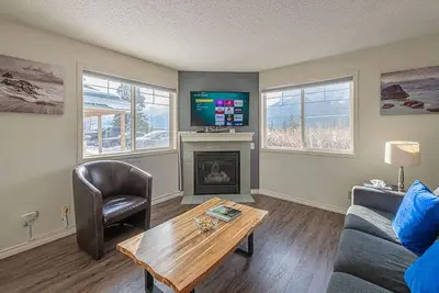 Image de B211 Banff Boundary Suite- A/C, Hot tub, Free parking, View, Bbq courtyard