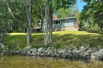 Image de Noah’s private lakefront cottage, spacious for a peaceful and relaxing stay.