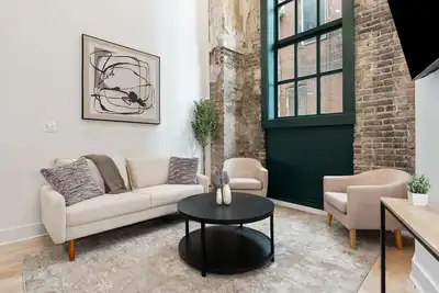 Image de Urban Oasis Dt Apartment Loft l Gym+Rooftop+Parking! Sleeps 4\n