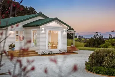 Image de Hilltop Escape-30 acres of no one. Serenity Lives Here.