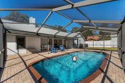 Image de 1 acre private retreat with pool, firepit, volleyball, basketball & open concept