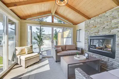 Image de Waterfront Washington Getaway w/ Hot Tub & Deck!