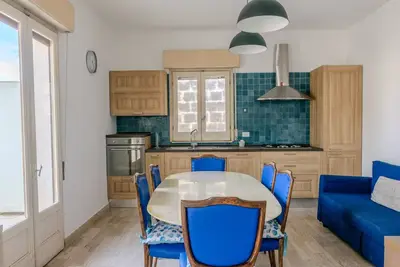 Image de Seaside Bliss: Kaukana Sun Apartment with Parking