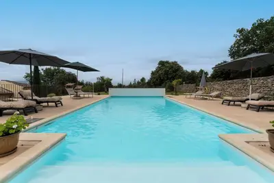 Image de Appartement « Lou Recati La Ribelle En Provence » avec vue montagne, Wi-Fi et climatisation
