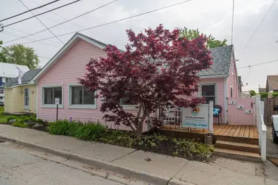 Image de Pink on William - within a minute walk to the Beach!