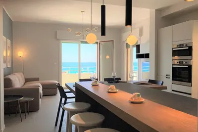 Image de Appartement 'Gallipoli Waterfront' avec vue sur mer, balcon et climatisation