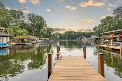 Image de New, waterfront, family size lake house in a quiet cove at Lake Tillery.