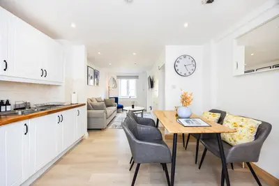 Image de 2Br- Smart TVs- Fast WiFi, Free Parking & Sofa Bed
