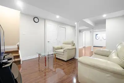 Image de Gorgeous, spacious and bright 3 bedroom Walkout Basement!
