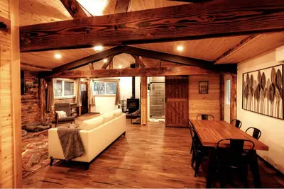 Image de Remodeled cabin w/ Hot Tub, Bunk house on 2 acres!