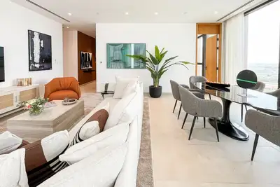 Image de Lovingly Styled Elegant 2 Bd Home