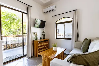 Charming condo just steps away from the town and beach!