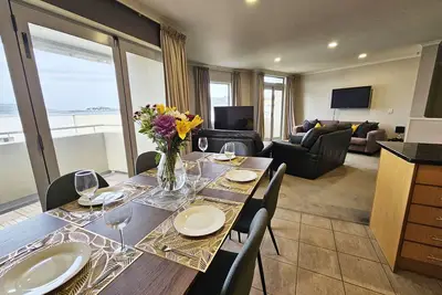 Image de Spacious Executive Modern Home, City Fringe!