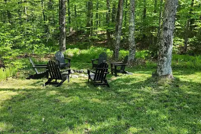 Image de A cozy, pristine family retreat located in the town of Inlet.