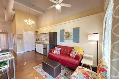 Image de Haven at Hazel~Downtown Bungalow, cozy quarters for up to four, farmhouse chic.