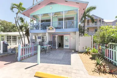 Image de 2-bedroom cottage located in Captiva village, short walk to beach!