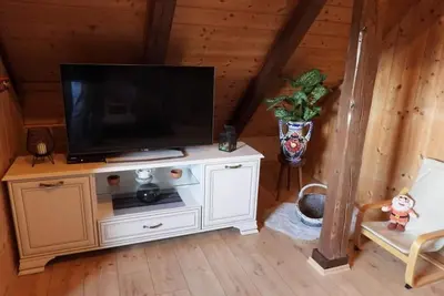 Image de The cozy vacation home offers a hot tub and peace.