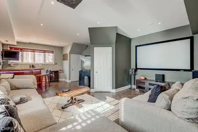 Image de Centrally Located Condo with Parking and Deck!