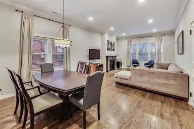 Image de Large Space, Two Levels, Deck, Parking