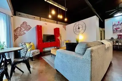 Image de Haven at Hazel ~ Downtown Studio, stylish and centrally located on the square.