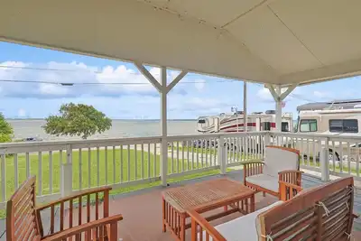 Image de Tranquil Lakeside Escape, 2 Bedrooms, Patio, Views