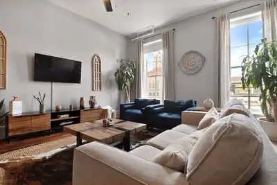 Image de Unbeatable Location - A True Gem Above Broughton Street by Lucky Savannah