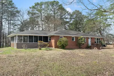 Image de One Level and 15 minutes to Uab