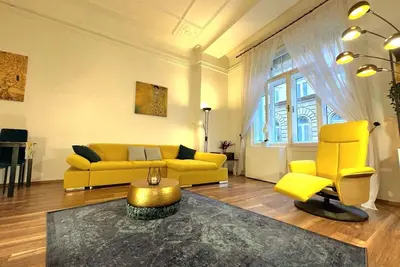 Image de Atmosphere inspired by Klimt in the youthful center of the city.