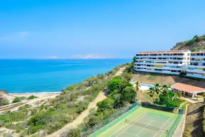 Image de BeachFront PentHouse 3-Bedroom 2. 5-Bathroom designed with your comfort in mind.