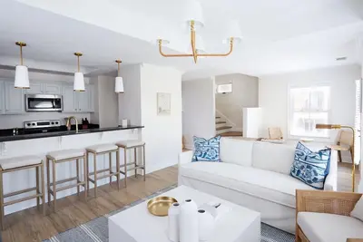 Image de May River Breeze! 3-story townhouse in Old Town's Promenade