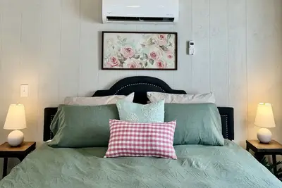 Image de Romantic studio cottage, ride 2 Wolf Pen Gap, king, paved rd, fire pit, private.