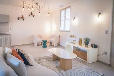 Image de L'Orangerie, Gîte 5* de 1 à 2 personnes avec jacuzzi privatif et piscine, Pézenas