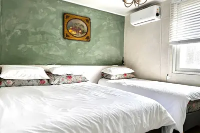 Image de Literally 1 minute to the subway. Perfect for a family of 5.