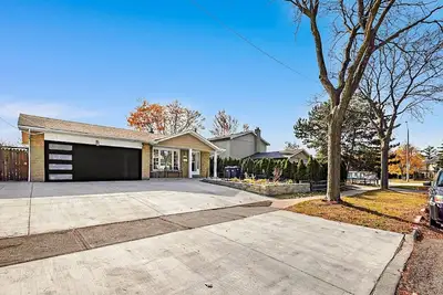 Image de Home in Serene Suburbia 905